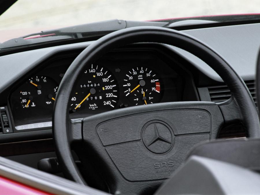  Mercedes-Benz E200 Cabrio 1994 года  (фото 6 из 9)